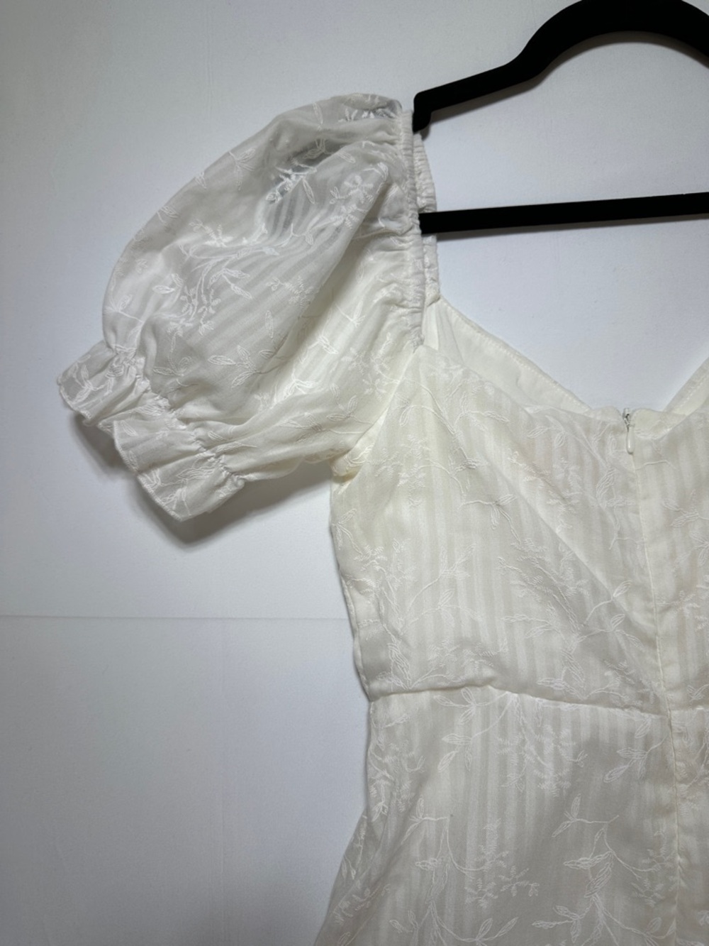 Showpo White Puff Sleeve Mini Dress Embroidered Ruched Front Size 6 - Picture 4 of 7